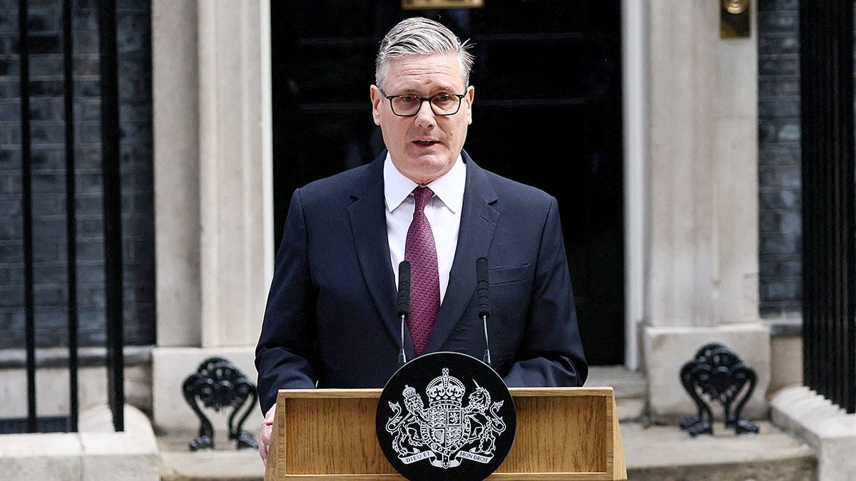 នាយករដ្ឋមន្ត្រីអង់គ្លេស Keir Starmer និយាយនៅខាងក្រៅផ្លូវ 10 Downing ក្នុងទីក្រុងឡុងដ៍