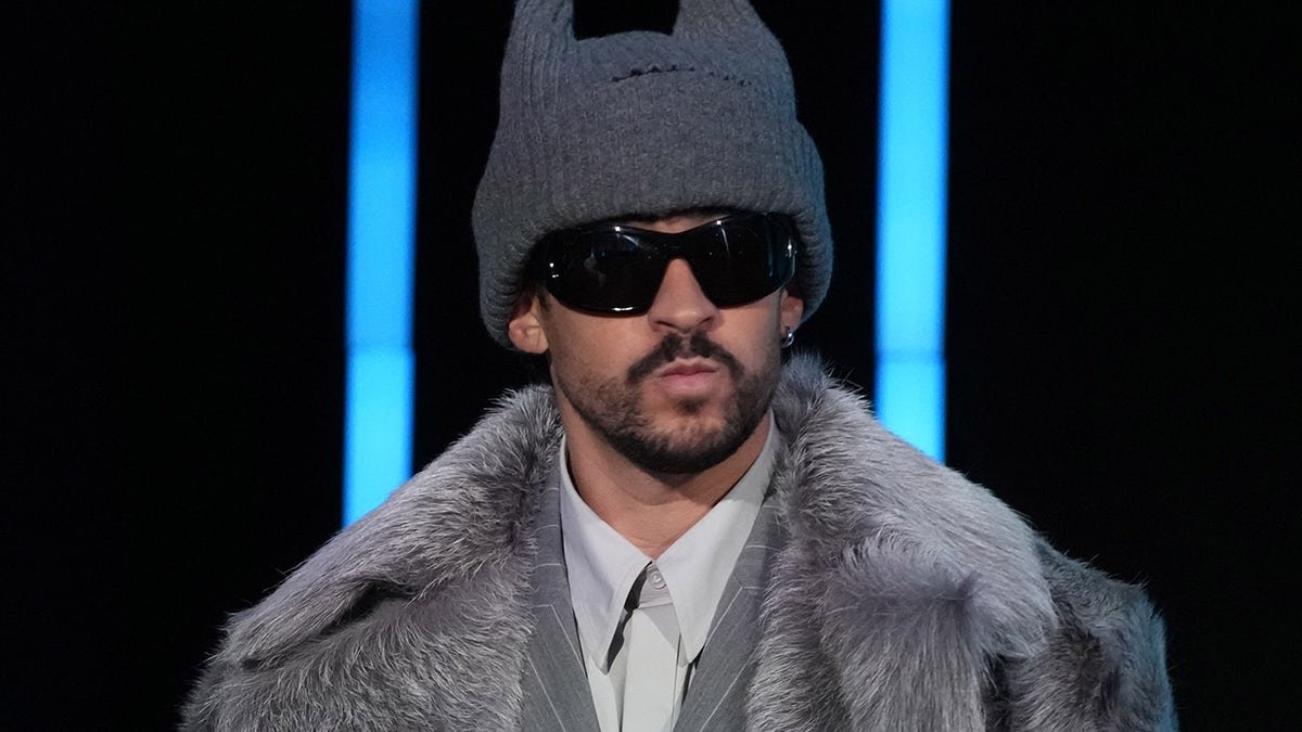 Bad Bunny ថ្លែងនៅក្នុងសន្និសីទសារព័ត៌មានសម្រាប់កម្មវិធី Super Bowl LX halftime show នៅមជ្ឈមណ្ឌល Moscone