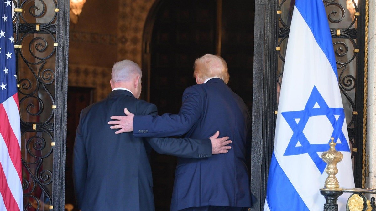 លោកប្រធានាធិបតី Donald Trump និងនាយករដ្ឋមន្ត្រីអ៊ីស្រាអែល Benjamin Netanyahu ឈរជាមួយគ្នានៅ Mar-a-Lago ។