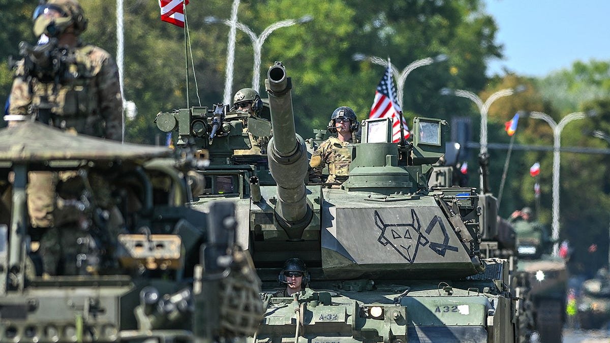 រថក្រោះ M1 Abrams របស់កងទ័ពអាមេរិកចូលរួមនៅក្នុងក្បួនដង្ហែរទិវានៃកងកម្លាំងប្រដាប់អាវុធនៅទីក្រុង Warsaw ប្រទេសប៉ូឡូញ