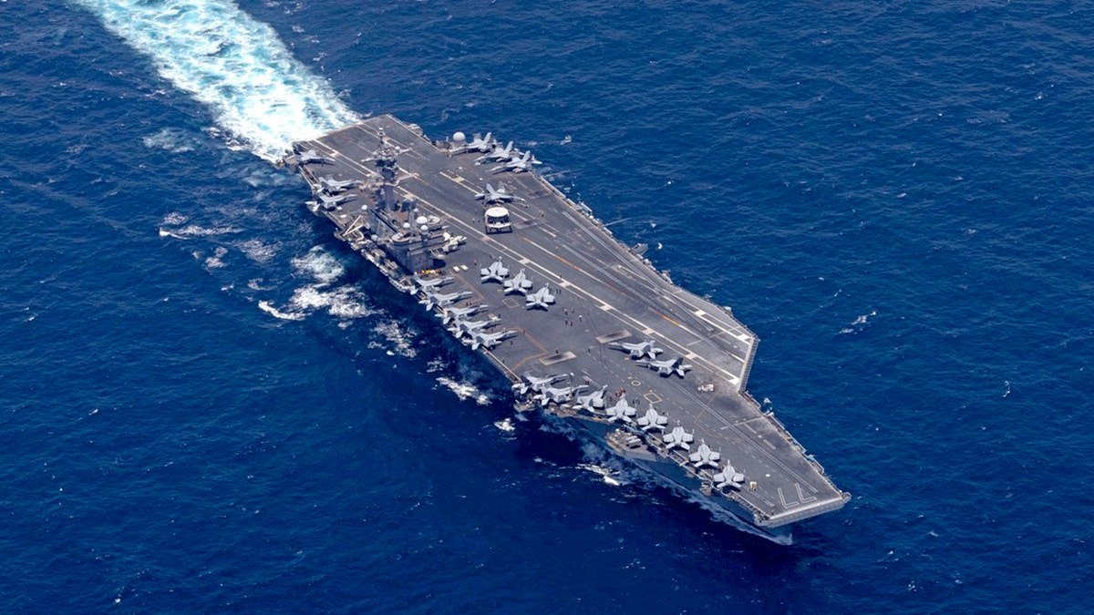 នាវាផ្ទុកយន្តហោះ USS George HW Bush ឆ្លងកាត់សមុទ្រអារ៉ាប់