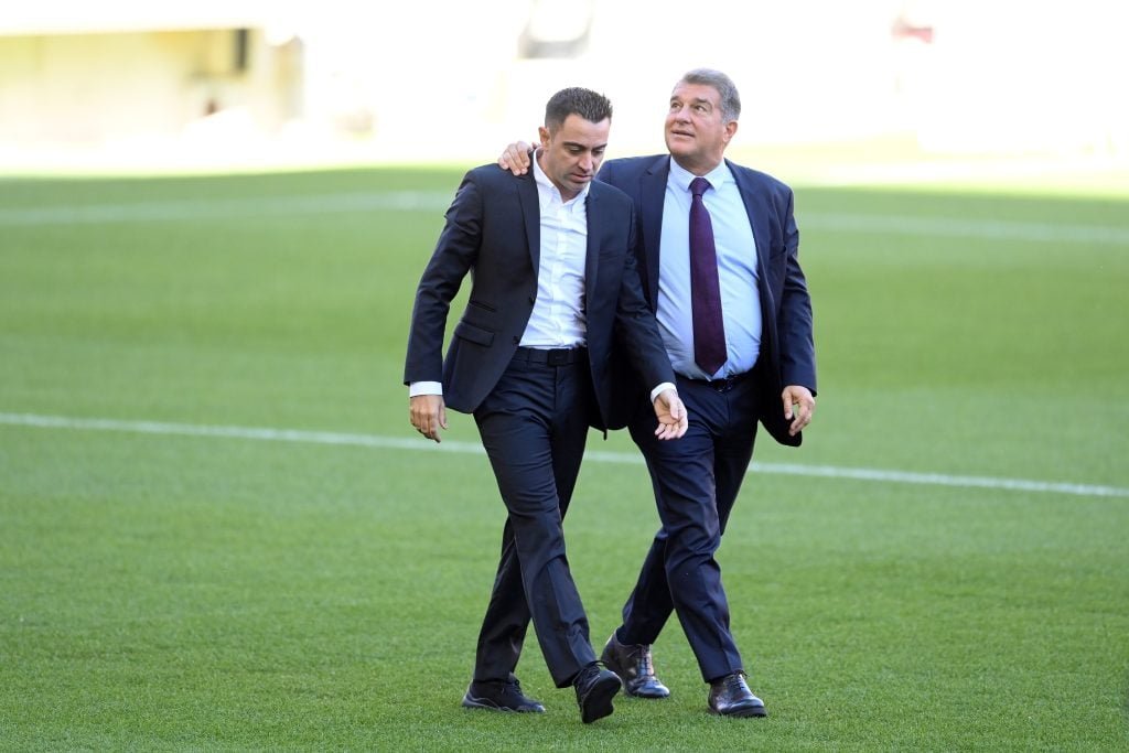 Xavi Hernandez និង Joan Laporta មកពី Barcelona