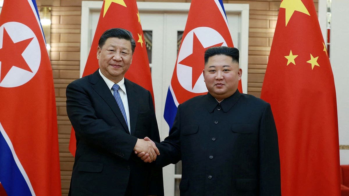 លោក Xi ចាប់ដៃលោក Kim Jong Un