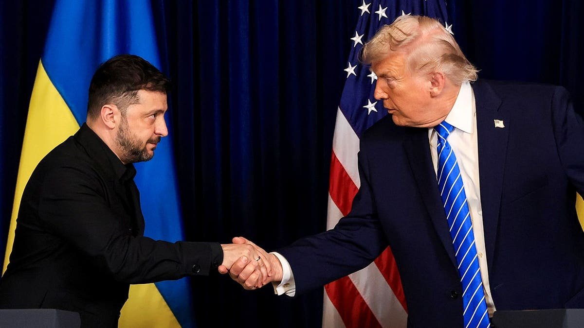 ប្រធានាធិបតីអ៊ុយក្រែន Volodymyr Zelensky ចាប់ដៃជាមួយប្រធានាធិបតីអាមេរិក Donald Trump