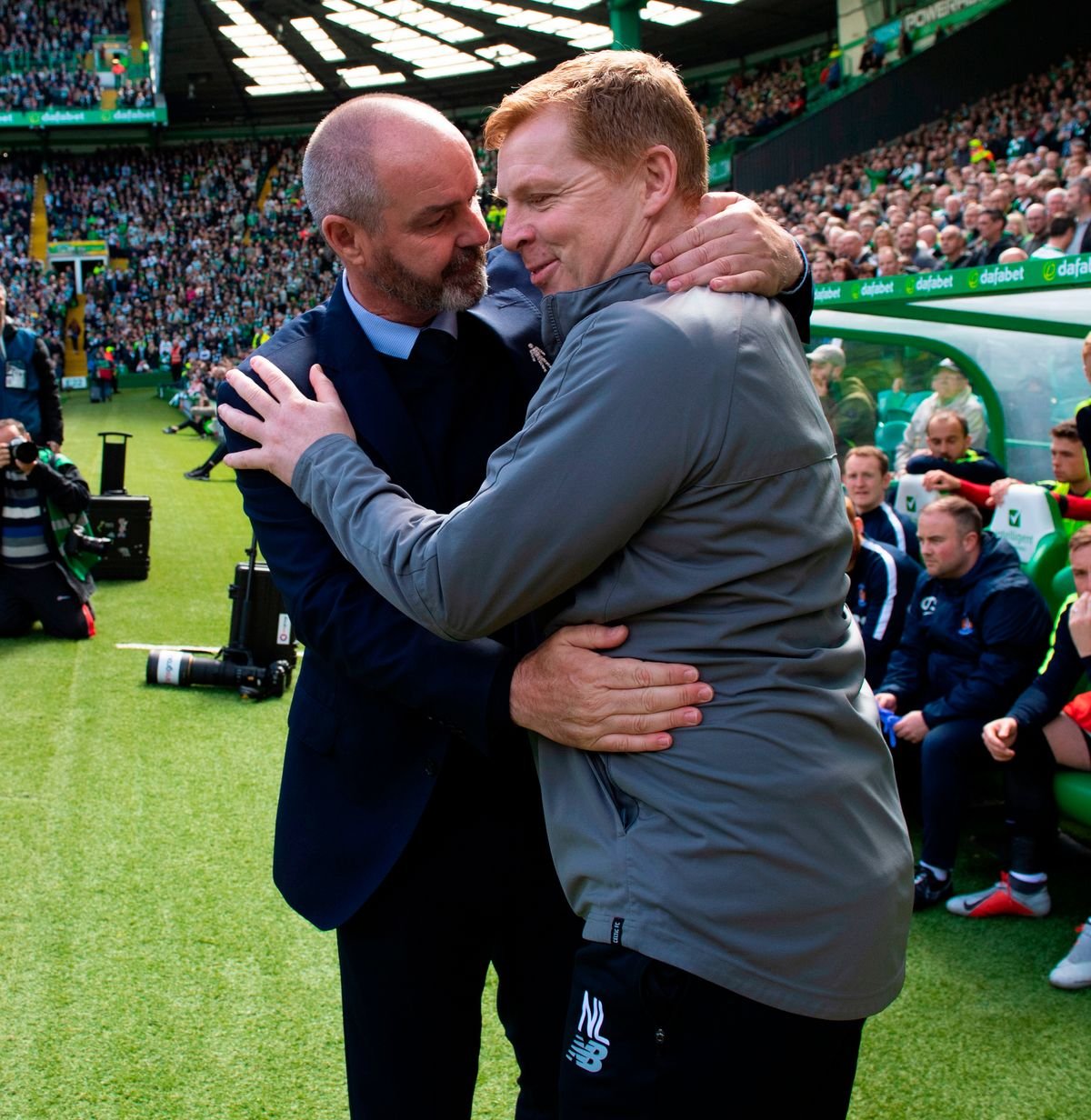Neil Lennon និង Steve Clarke ឱប