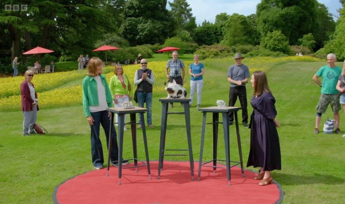 ពិធីករ និងភ្ញៀវនៃកម្មវិធី Antiques Roadshow