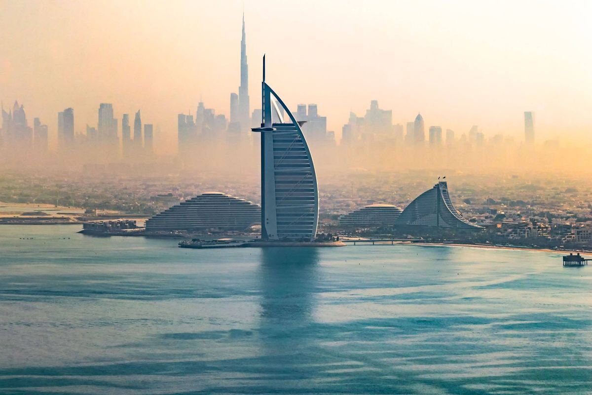 Burj Al Arab មើលពីលើឆ្នេរសមុទ្រនៃទីក្រុងឌូបៃ ប្រទេសអារ៉ាប់រួម