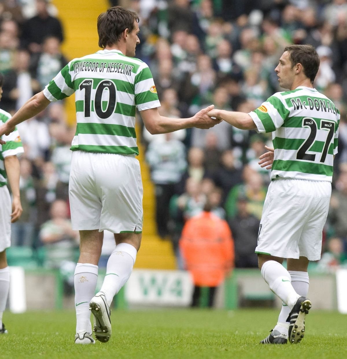 តូច និងធំ... Scott McDonald និង Jan Venegoor មកពី Hesselink