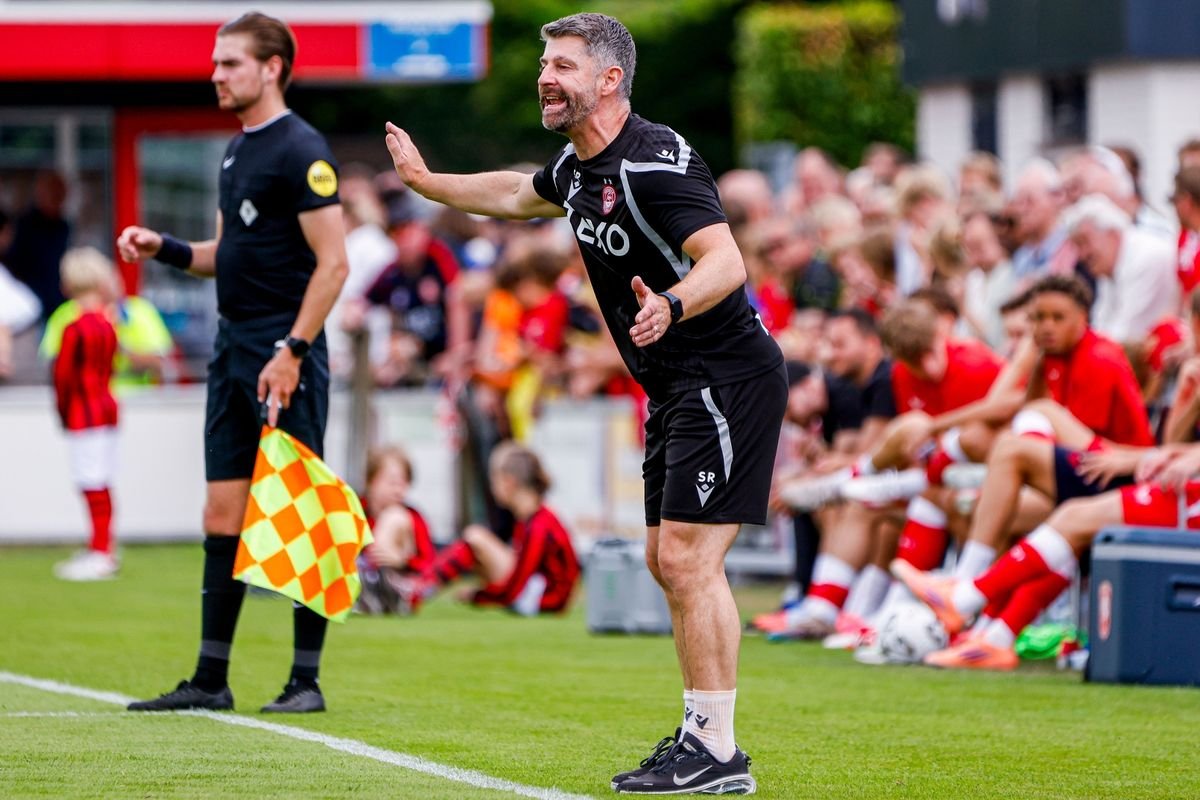 Stephen Robinson នៅលើ touchline នៅ Goor