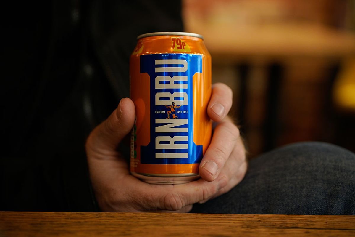 បុរសម្នាក់កាន់កំប៉ុង Irn Bru