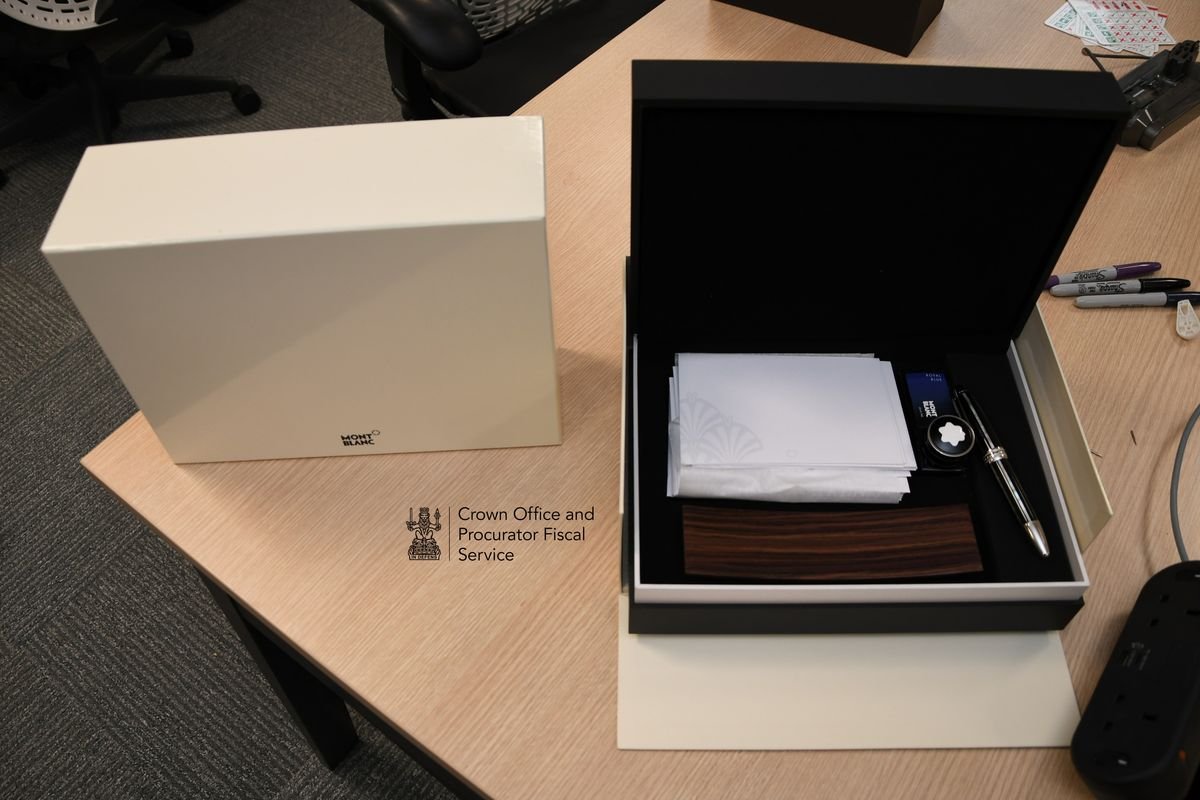 ប៊ិចបាញ់ទឹកពណ៌មាស Montblanc មានតម្លៃ £2,137