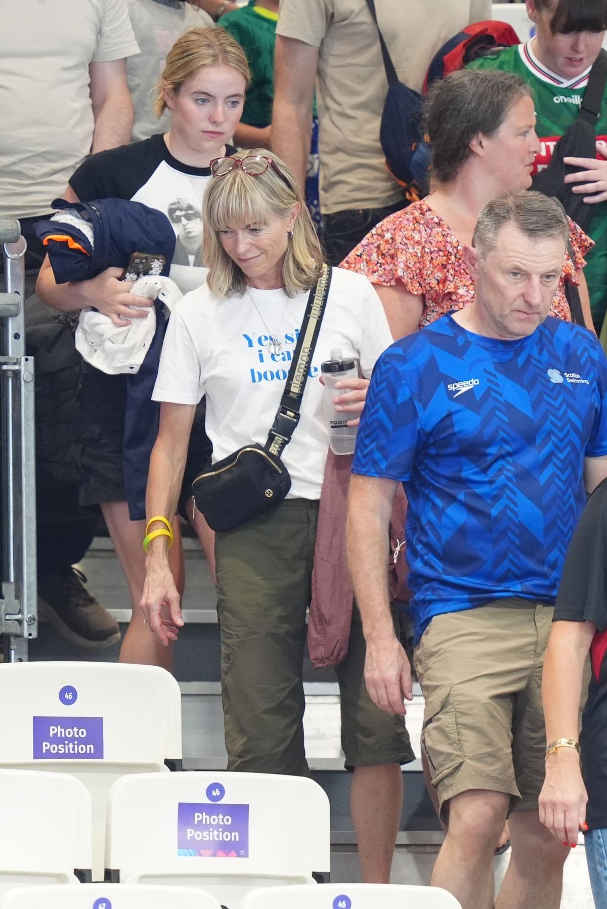 Amelie, Kate និង Gerry McCann នៅ​កន្លែង​ឈរ​បន្ទាប់​ពី​បាន​អបអរ​កូន​ប្រុស​និង​បង​ប្រុស Sean McCann ខណៈ​ដែល​ពួក​គេ​បាន​ចូល​រួម​ក្នុង​វិញ្ញាសា​ហែល​ទឹក​សេរី ៤០០ ម៉ែត្រ​បុរស​នៅ​មជ្ឈមណ្ឌល Tollcross International Swimming Center