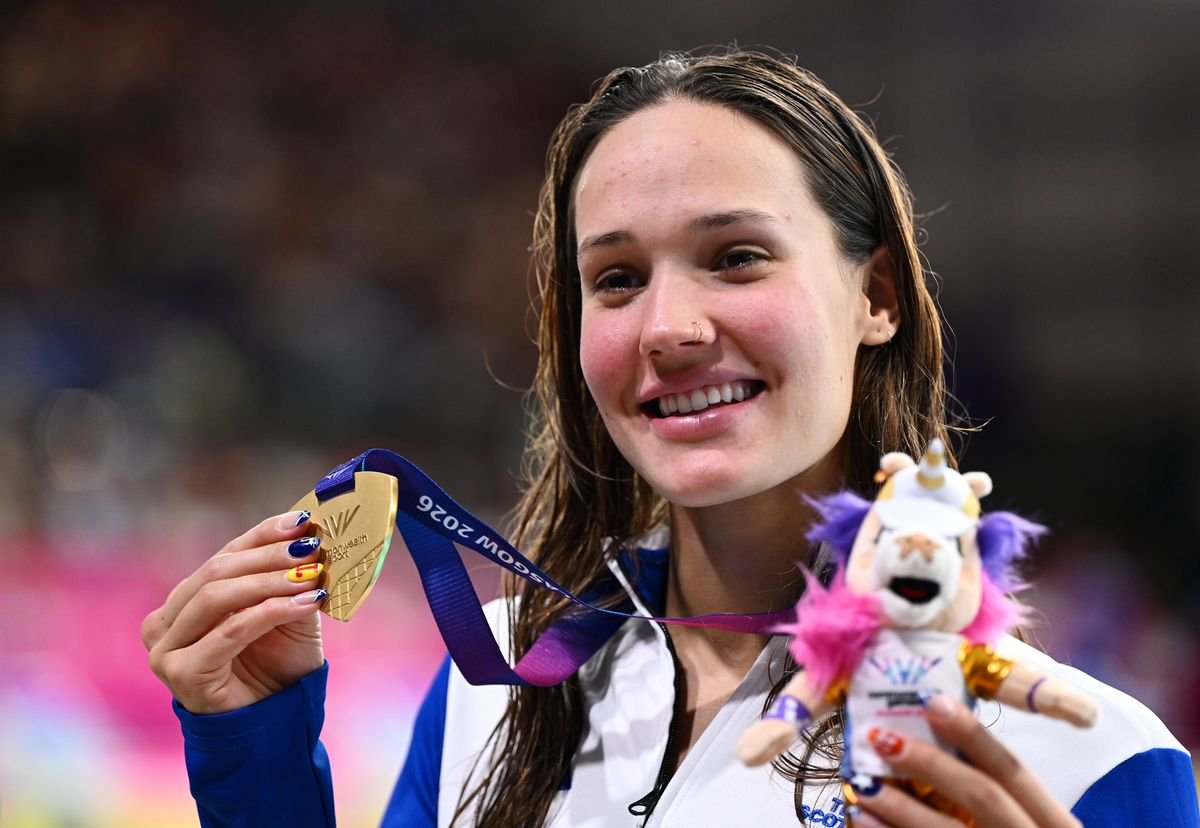ម្ចាស់មេដាយមាស Angharad Evans មកពីក្រុមស្កុតឡេនថតរូបបន្ទាប់ពីពិធីប្រគល់មេដាយសម្រាប់ការវាយកូនបាល់ 200 ម៉ែត្ររបស់ស្ត្រីនៅថ្ងៃទី 6 នៃព្រឹត្តិការណ៍ Commonwealth Games ឆ្នាំ 2026 នៅទីក្រុង Glasgow
