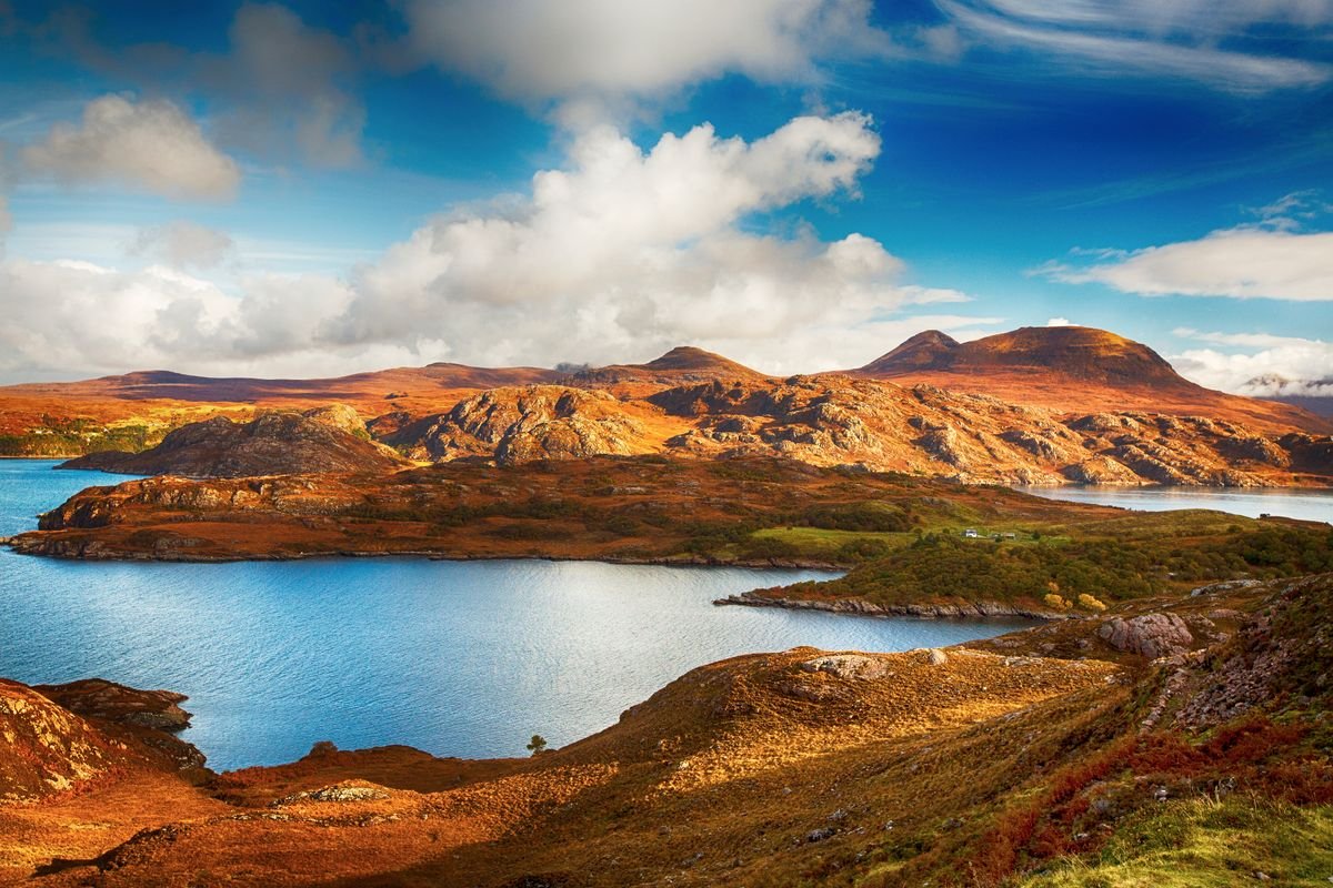 មើលនៅទូទាំង Loch Shieldaig ឆ្ពោះទៅ Beinn Alligin ក្នុងទីក្រុង Torridon ប្រទេសស្កុតឡែន ចក្រភពអង់គ្លេស។