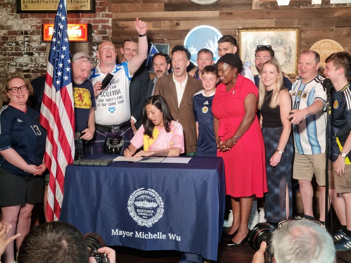 Michelle Wu អភិបាលក្រុង Boston បានចុះហត្ថលេខាលើភាពជាដៃគូទីក្រុងភ្លោះរវាង Glasgow និង Boston