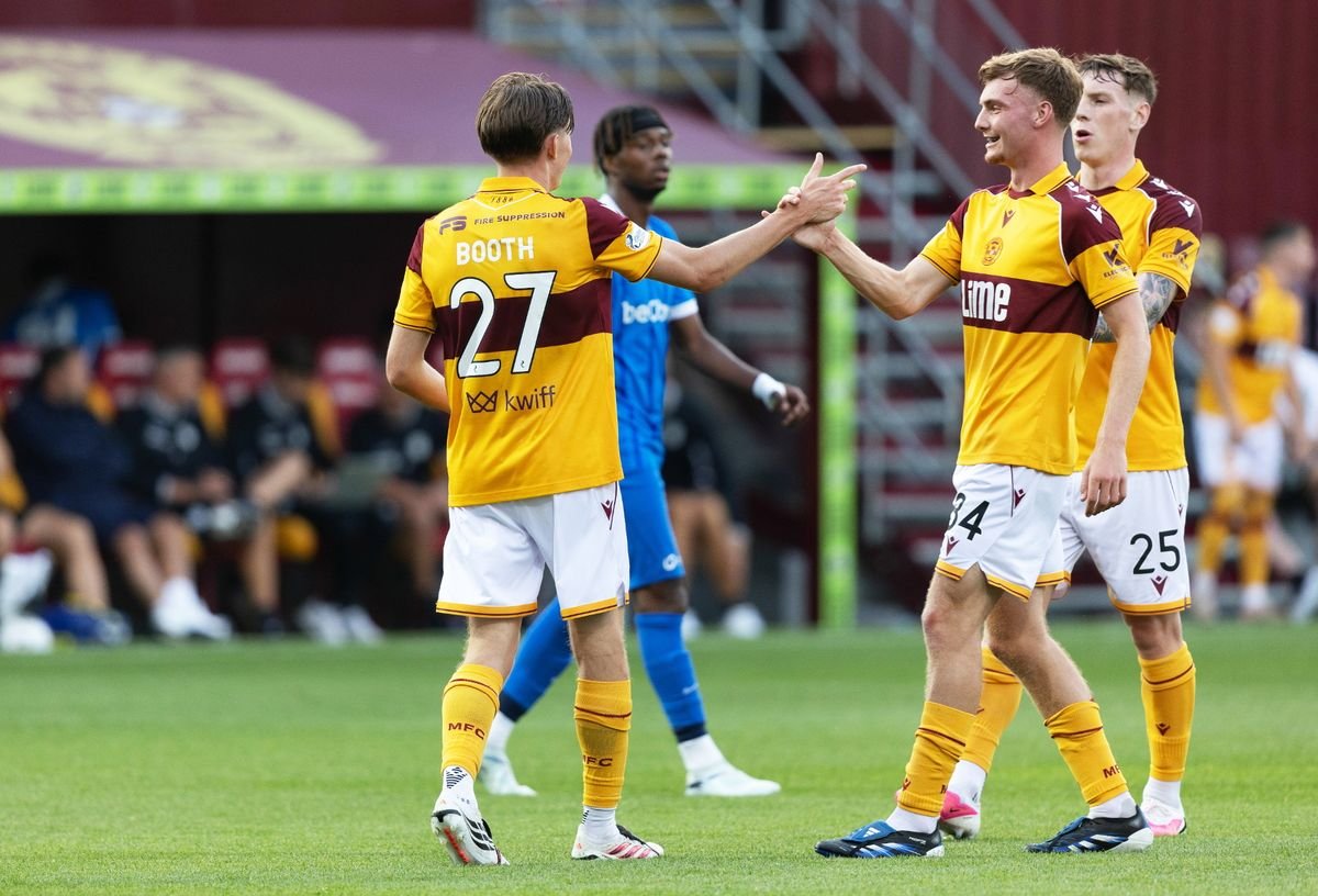 Mikey Booth របស់ Motherwell ប្រារព្ធពិធី