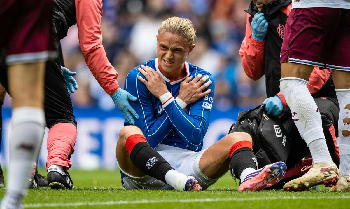 Thelo Aasgaard របស់ Rangers កាន់ស្មារបស់គាត់បន្ទាប់ពីដួលរងរបួស