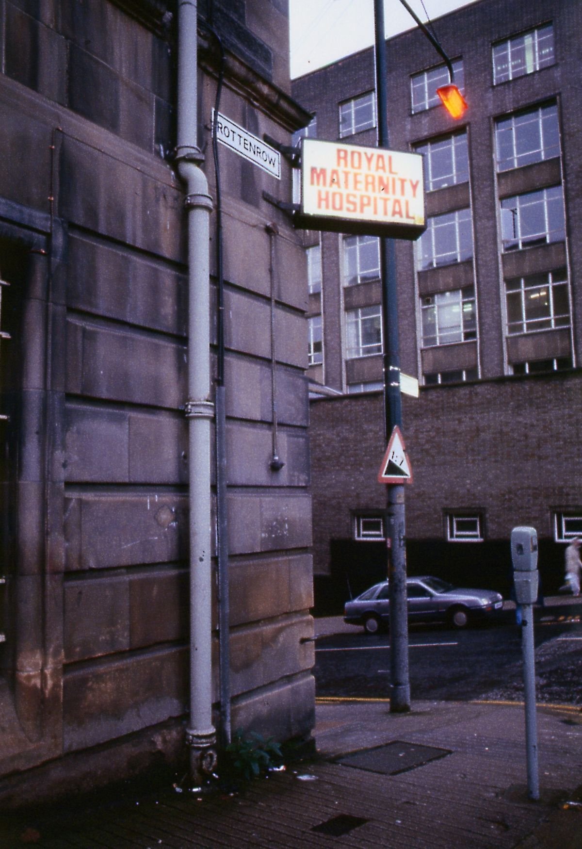 មន្ទីរពេទ្យសម្ភព Rottenrow Royal Glasgow ខែធ្នូ ឆ្នាំ 1999
