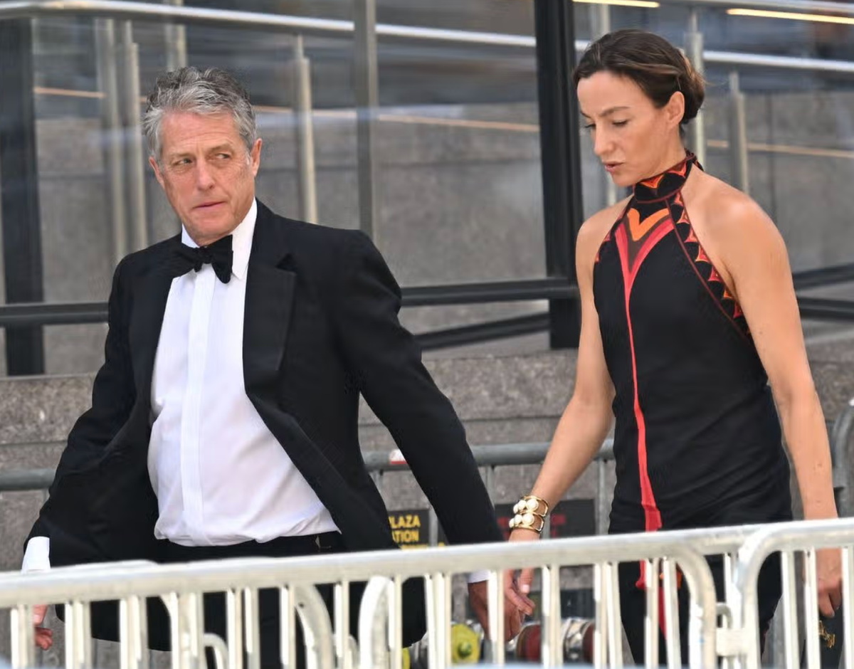 Hugh Grant និង Anna Elisabet Eberstein មកដល់ Madison Square Garden