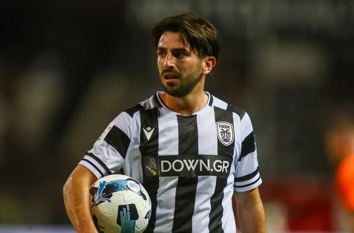 ខ្សែការពារ PAOK Greg Taylor