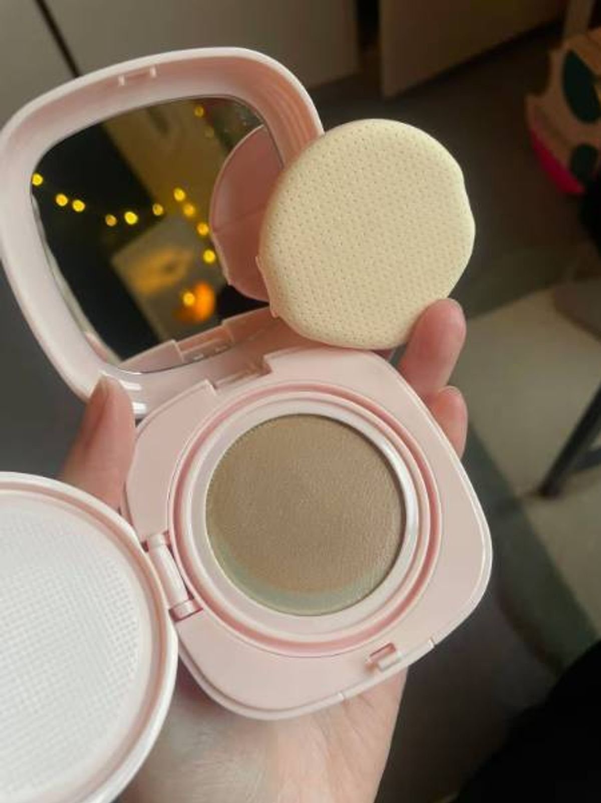គំរូដោយ Aimee Cushion Foundation