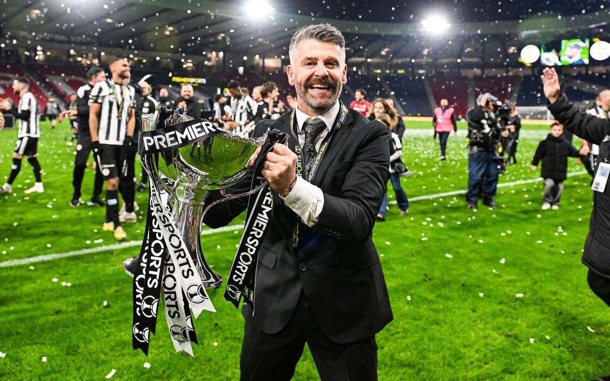 Stephen Robinson អបអរជាមួយ Premier Sports Cup