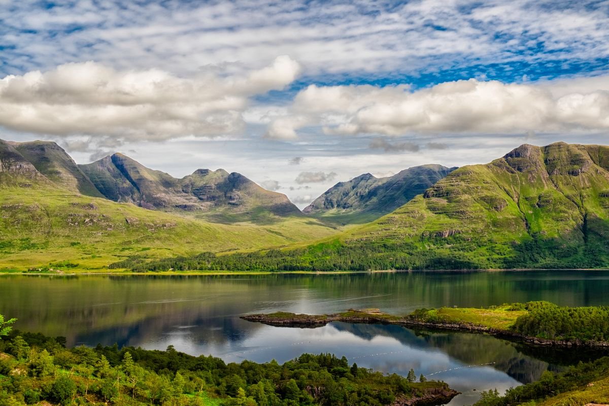 ខាងលើ Loch Torridon នៅតំបន់ខ្ពង់រាបភាគពាយ័ព្យនៃប្រទេសស្កុតឡែន