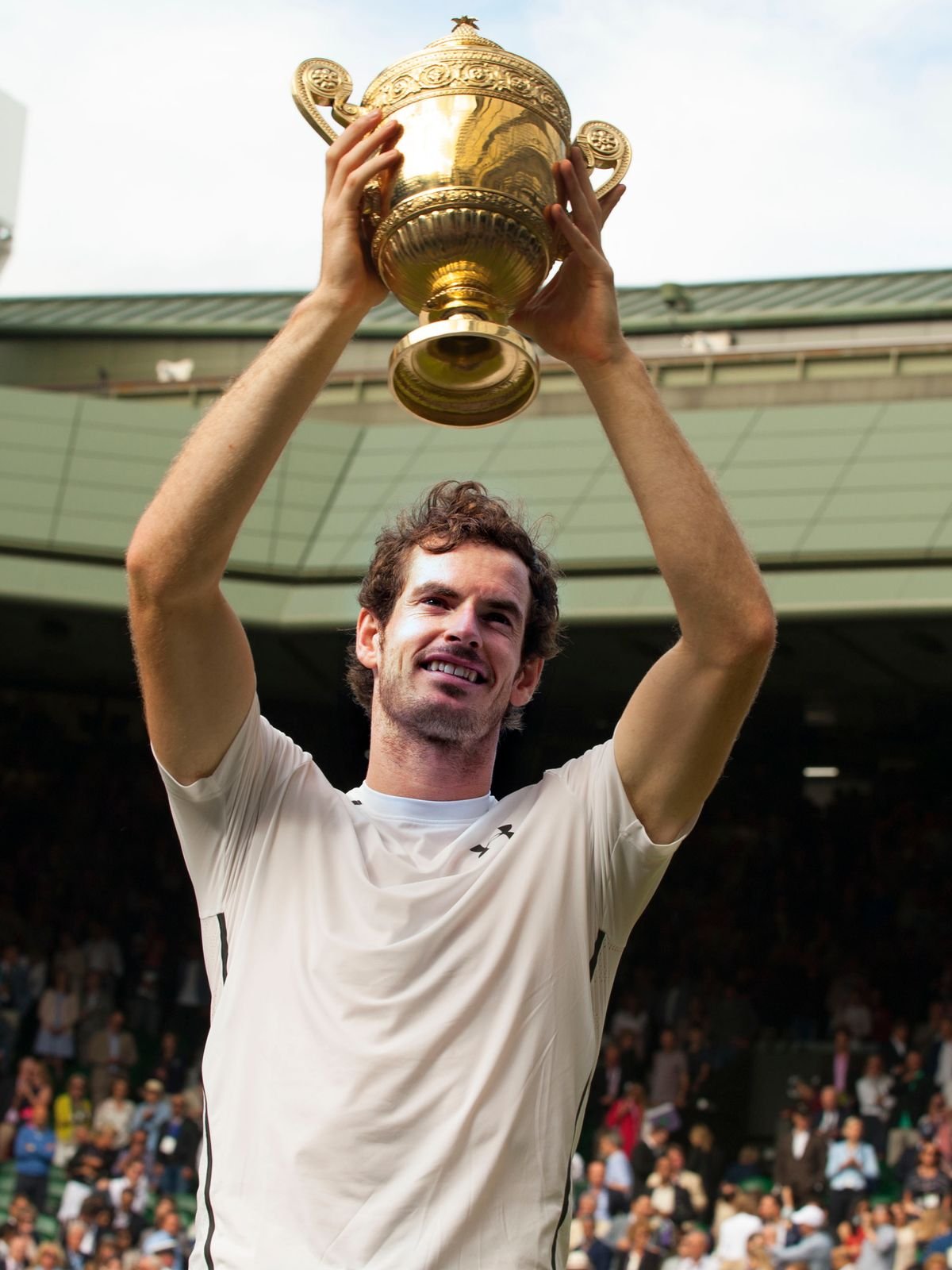 Andy Murray ជាមួយនឹងពានរង្វាន់បន្ទាប់ពីបានឈ្នះពានរង្វាន់ឯកត្តជនផ្នែកបុរសអំឡុងពេលការប្រកួត Wimbledon Championships 