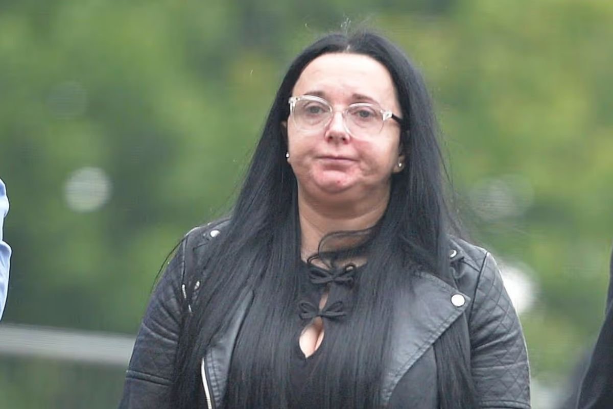 Debbie McWhannell នៅ Glasgow Sheriff Court ស្លៀកពណ៌ខ្មៅទាំងអស់។