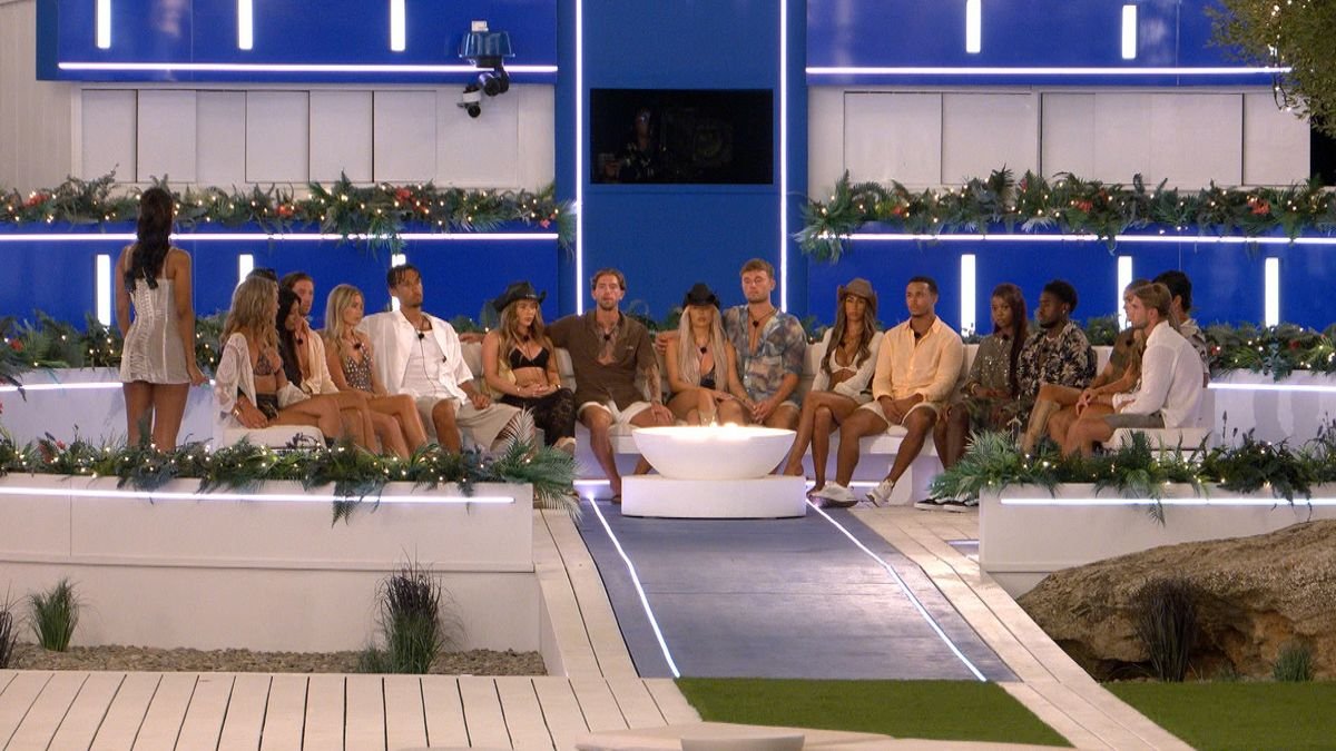 ពី Lifted Entertainment Love Island: SR13 នៅលើ ITV2 និង ITVX Episode 46 រូបភាព៖ Maya Jama with Islanders      