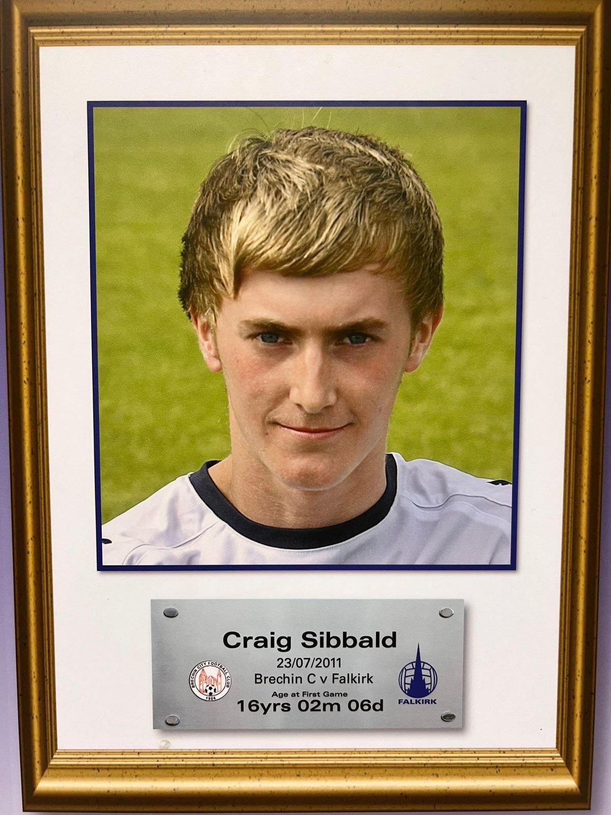 រូបថតរបស់ Craig Sibbald នៅលើជញ្ជាំងនៅកីឡដ្ឋាន Falkirk