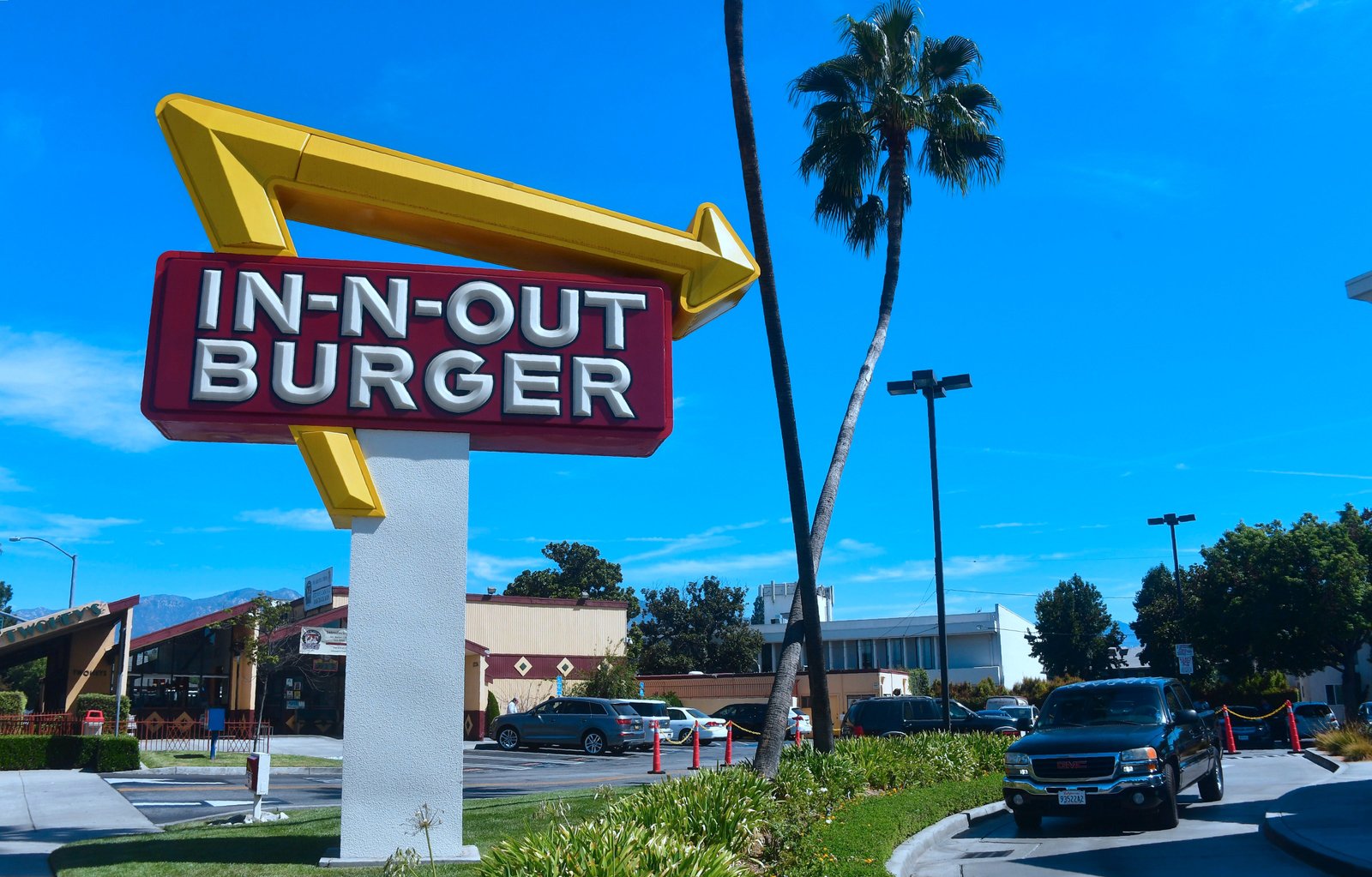 មន្ត្រី Culver City កំពុងពិចារណាលើការហាមឃាត់លើហាង drive-thru ដែលអាចរារាំងផែនការសម្រាប់ In-N-Out Burger ថ្មីនៅតំបន់ជាយក្រុង Los Angeles ដ៏ទាន់សម័យ។