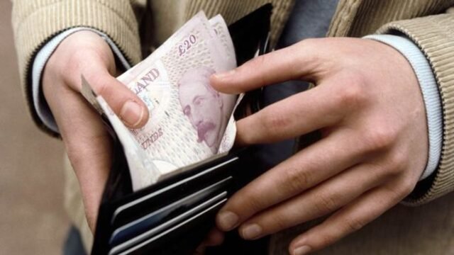 12_Man-with-cash-in-wallet.jpg
