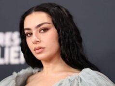 Charli XCX ទទួលបានភាពស្មោះត្រង់អំពីរបៀបដែលនាងមានអារម្មណ៍ដូចជា “អ្នកខាងក្រៅ” ដែលធំឡើង