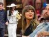 Taylor Swift និង Travis Kelce កំពុងយកទំព័រមួយពីសៀវភៅ Dua Lipa និង Callum Turner