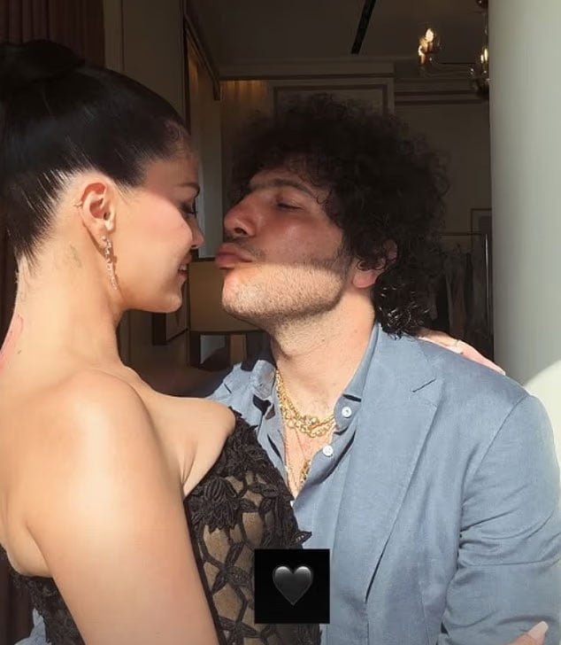 Selena Gomez លុបចោលពាក្យចចាមអារ៉ាម Benny Blanco ជាមួយនឹងរូបថតថ្មីពីពិធីមង្គលការរបស់ Taylor Swift