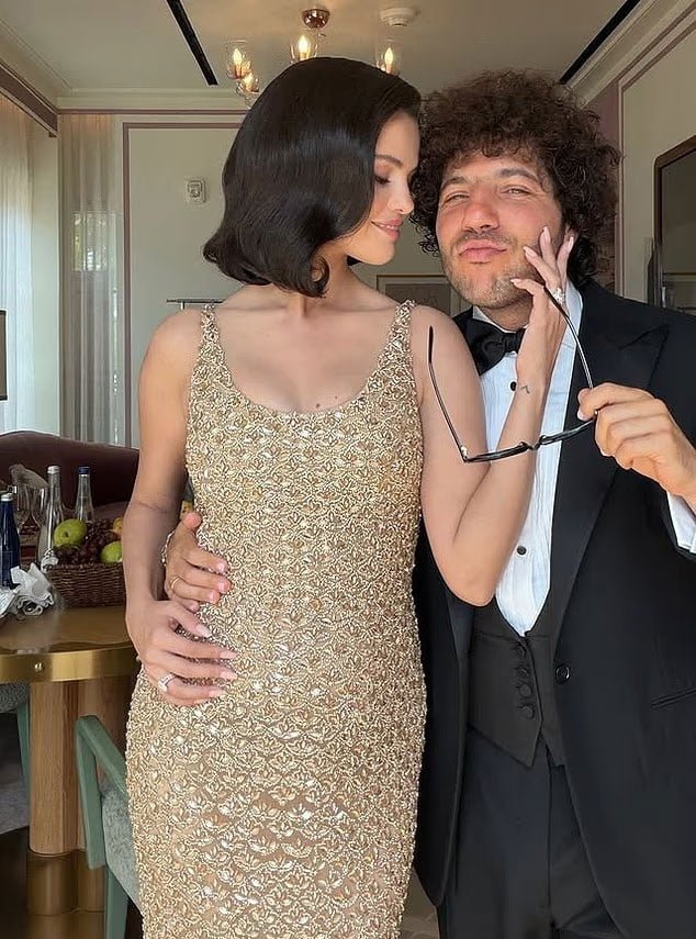 Selena Gomez លុបចោលពាក្យចចាមអារ៉ាម Benny Blanco ជាមួយនឹងរូបថតថ្មីពីពិធីមង្គលការរបស់ Taylor Swift