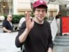 Jesse Eisenberg ទម្លាយភាពស្ងៀមស្ងាត់របស់គាត់អំពីមូលហេតុដែលគាត់ស្នាក់នៅអាមេរិកទោះបីជាតារាហូលីវូដបានភៀសខ្លួនក៏ដោយ។