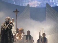 Kanye West ប្រឈមមុខនឹងការលុបចោល និងទទួលបានការគាំទ្រពីនាយករដ្ឋមន្ត្រី