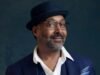 Jesse L. Martin ប្រាប់ពីរបៀបដែលស្ត្រីមេម៉ាយដែលសោកសៅបានអង្វរច្បាប់ & សណ្តាប់ធ្នាប់ ដើម្បីផ្លាស់ប្តូរវគ្គដ៏ចម្រូងចម្រាស