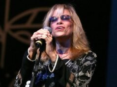 Carly Simon បង្ហាញពីការប្រយុទ្ធដ៏ស្ងៀមស្ងាត់របស់នាងជាមួយនឹងជំងឺផាកឃីនសុន និងការភ័យខ្លាចនៃជំងឺមហារីកកាលពីអតីតកាល