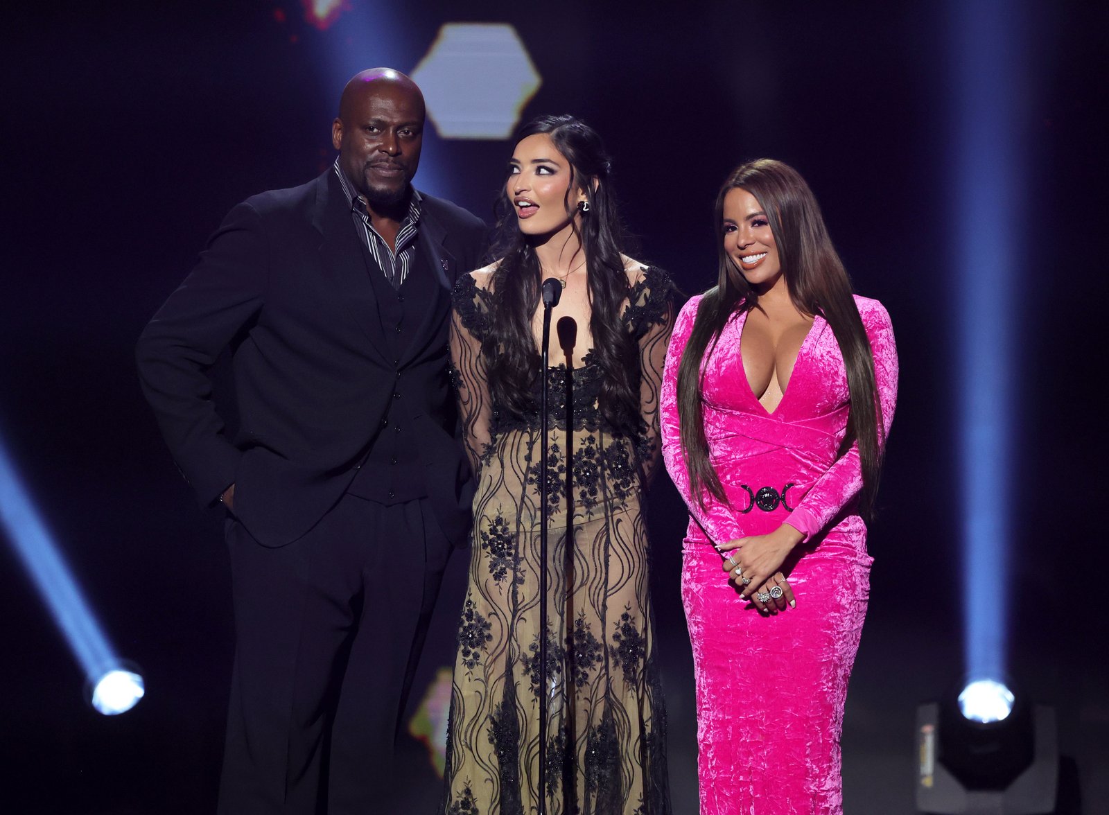 Lexington Steele, Emily Willis និង Luna Star បង្ហាញពានរង្វាន់ក្នុងអំឡុងពេលកម្មវិធីពានរង្វាន់ព័ត៌មានវីដេអូសម្រាប់មនុស្សពេញវ័យឆ្នាំ 2023 នៅ Resorts World Las Vegas នៅថ្ងៃទី 7 ខែមករា ឆ្នាំ 2023 នៅ Las Vegas