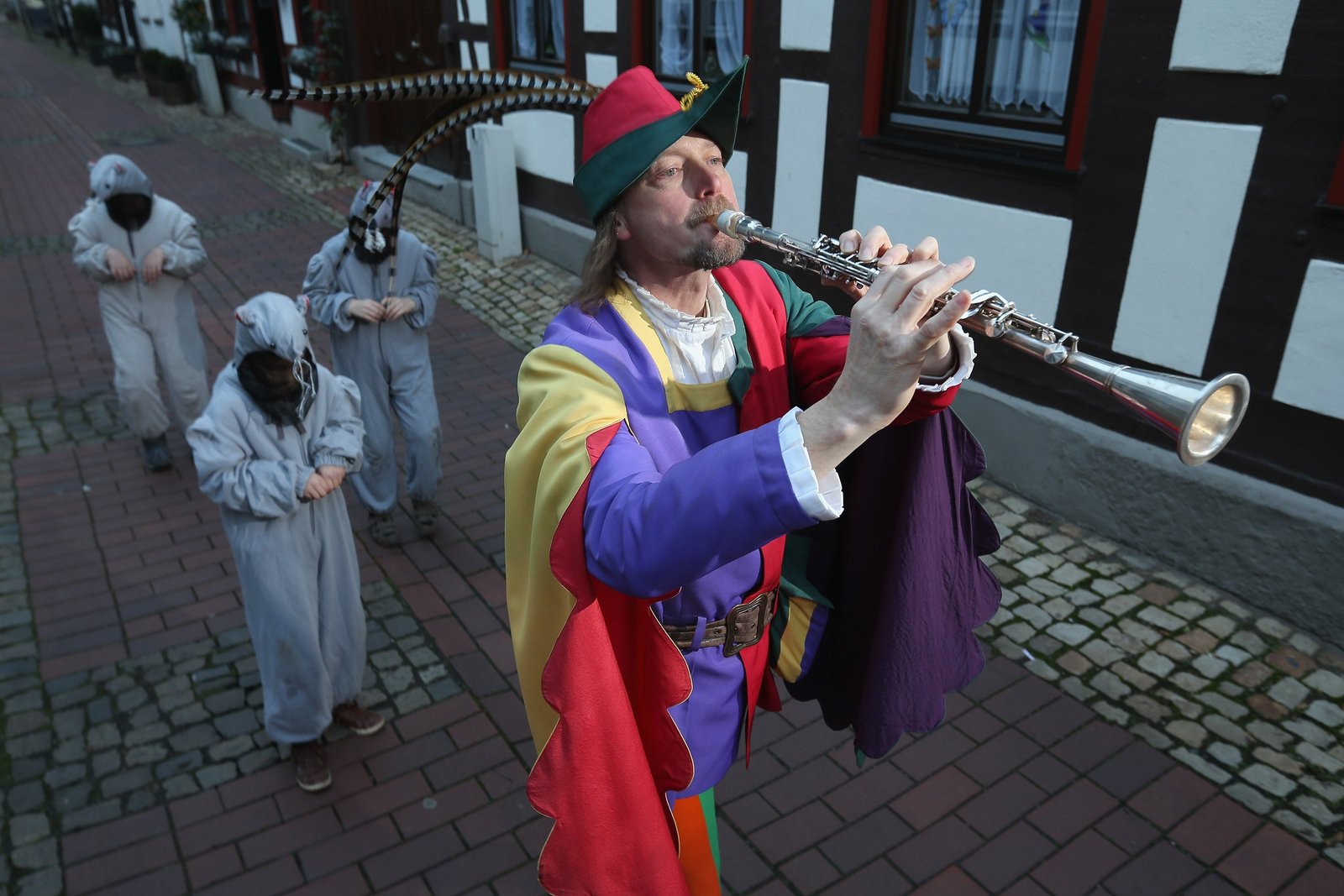 Pied Piper នៃ Hameln ដែលជាបុគ្គលិកទេសចរណ៍នៅទីក្រុង Michael Boyer ដឹកនាំក្មេងៗក្នុងតំបន់ស្លៀកពាក់ជាសត្វកណ្តុរឆ្លងកាត់ផ្លូវស្ងាត់មួយកាលពីថ្ងៃទី 19 ខែវិច្ឆិកា ឆ្នាំ 2012។