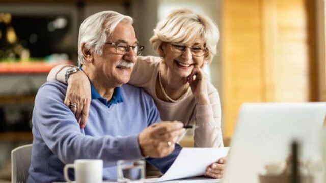 16_Happy-mature-couple-using-laptop.jpg