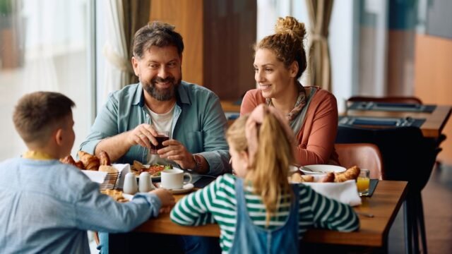 1782869340_0_Family-at-a-restaurant.jpg