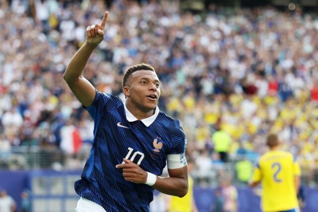 1782904015_2478456-kylian-mbappe-capitaine-de-l-equipe-de-france-de-f.jpg