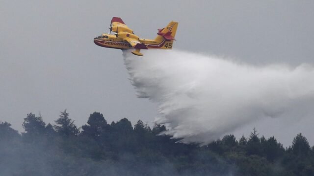 1782927772_Des-Canadairs-lors-d-un-incendie-dans-l-Aude-en-aout-2019-PHOTO-D-ILLUSTRATION-1073380.jpg