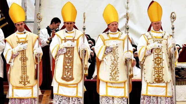 1782998043_St-Pius-X-Bishops.jpg