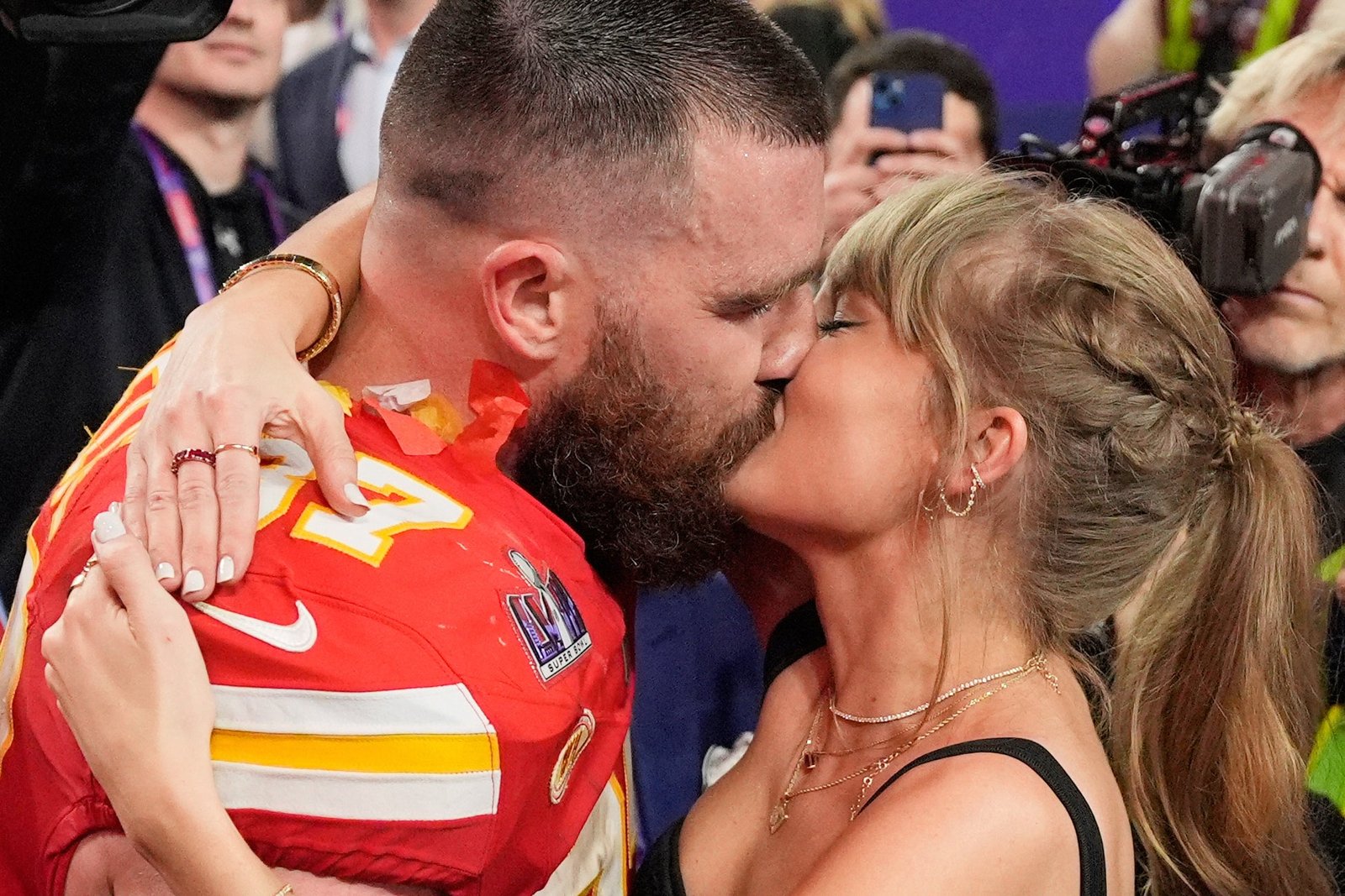 Taylor Swift និង Travis Kelce ហៀបនឹងរៀបចំពិធីមង្គលការតារាល្បីប្រចាំទស្សវត្សរ៍ក្នុងអំឡុងចុងសប្តាហ៍ទីបួននៃខែកក្កដា ដែលបញ្ចប់ដោយរបាំងសុវត្ថិភាព ការបិទផ្លូវ និង Manhattan ជាទូទៅនៅក្នុងភាពចលាចលក្នុងអំឡុងពេលរលកកំដៅដ៏ឃោរឃៅ និងថ្ងៃឈប់សម្រាកដ៏មមាញឹកបំផុតប្រចាំឆ្នាំ។