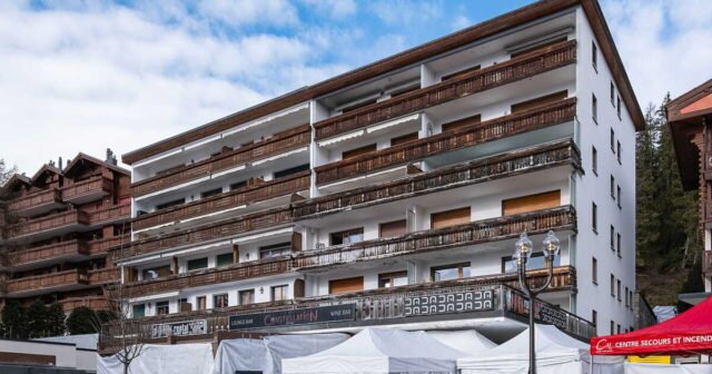 1783032357_la-mere-d-une-des-victimes-de-crans-montana-licenciee-au-motif-qu-elle-passe-trop-de-temps-a-l-hopit.jpeg